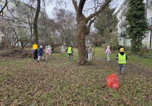 dzieci zbierają odpady