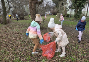 dzieci zbierają odpady