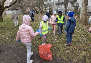 dzieci zbierają odpady