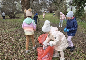 dzieci zbierają odpady