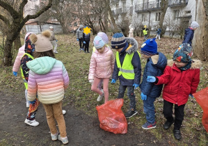 dzieci zbierają odpady