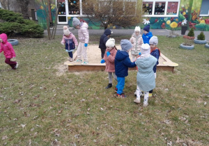 Dzieci porządkują ogród przedszkolny