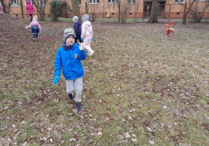 Dzieci porządkują ogród przedszkolny