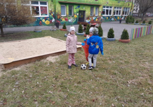 Dzieci porządkują ogród przedszkolny