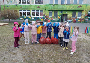 Dzieci biorące udział w akcji "Galante sprzątanie"