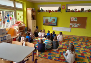 Dzieci oglądają bajkę edukacyjną