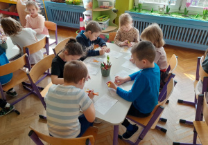 Dzieci kolorują obrazki do książeczek o emocjach