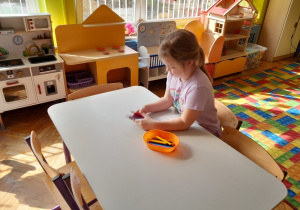 Dzieci kolorują obrazki do książeczek o emocjach