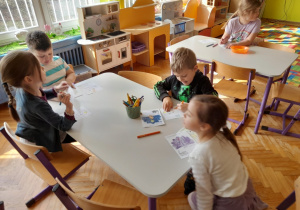 Dzieci kolorują obrazki do książeczek o emocjach