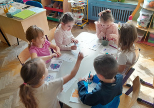 Dzieci kolorują obrazki do książeczek o emocjach