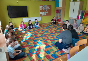 Dzieci słuchają czytanej książki