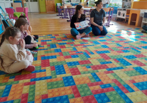 Dzieci słuchają czytanej książki