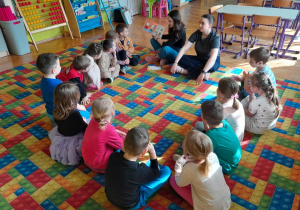 Dzieci słuchają czytanej książki