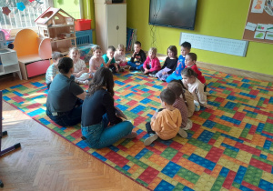 Dzieci słuchają czytanej książki