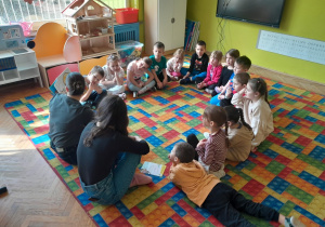 Dzieci słuchają czytanej książki