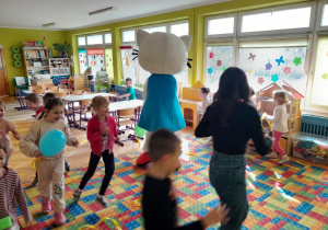 Wspólne zabawy z Kicią Kocią