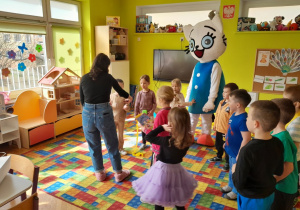 Dzieci otrzymują książki