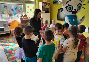 Dzieci otrzymują książki