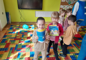 Dzieci otrzymują książki