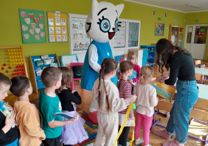 Dzieci otrzymują książki