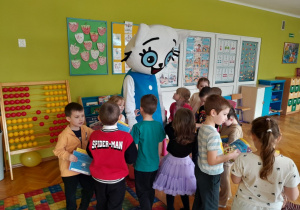 Dzieci otrzymują książki