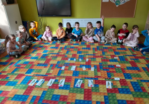 Dzieci ćwiczą używanie liczebników porządkowych