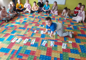 Dzieci ćwiczą używanie liczebników porządkowych