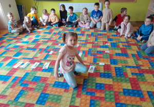 Dzieci ćwiczą używanie liczebników porządkowych