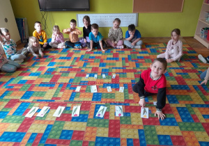 Dzieci ćwiczą używanie liczebników porządkowych