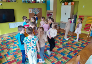 Dzieci podczas zabawy ruchowej