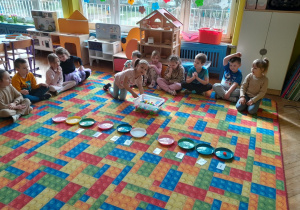 Dzieci ćwiczą rozpoznawanie cyfr