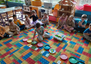 Dzieci ćwiczą rozpoznawanie cyfr