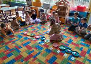 Dzieci ćwiczą rozpoznawanie cyfr