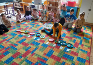 Dzieci ćwiczą rozpoznawanie cyfr