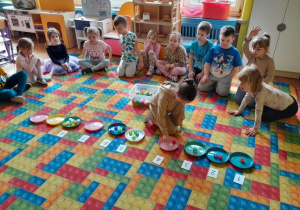 Dzieci ćwiczą rozpoznawanie cyfr