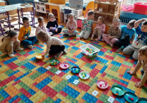 Dzieci ćwiczą rozpoznawanie cyfr