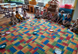 Dzieci podczas zabaw matematycznych