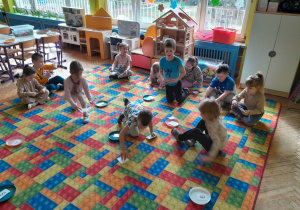 Dzieci podczas zabaw matematycznych