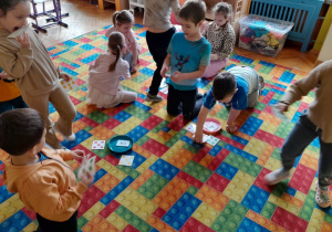 Dzieci podczas zabaw matematycznych