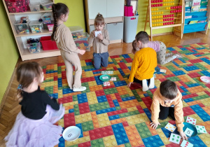 Dzieci podczas zabaw matematycznych