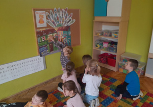 Dziecko pokazuje na planszy postacie z wiersza