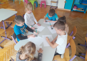 Dzieci rysują drogę kamyka