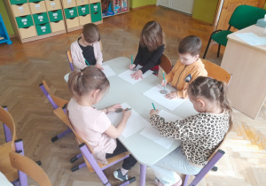 Dzieci rysują drogę kamyka