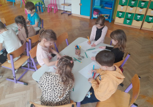 Dzieci rysują drogę kamyka