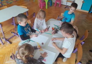 Dzieci rysują drogę kamyka