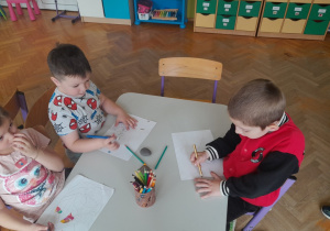 Dzieci rysują drogę kamyka