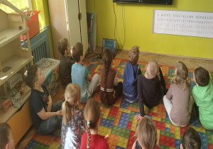 oglądamy bajkę o Św. Wielkanocnych