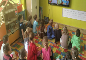 oglądamy bajkę o Św. Wielkanocnych