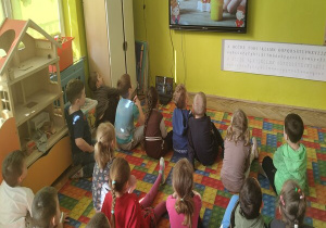 oglądamy bajkę o Św. Wielkanocnych