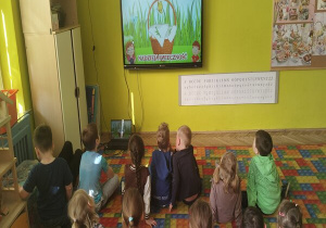 poznanie symboli potraw w koszyku - biała serwetka i bukszpan